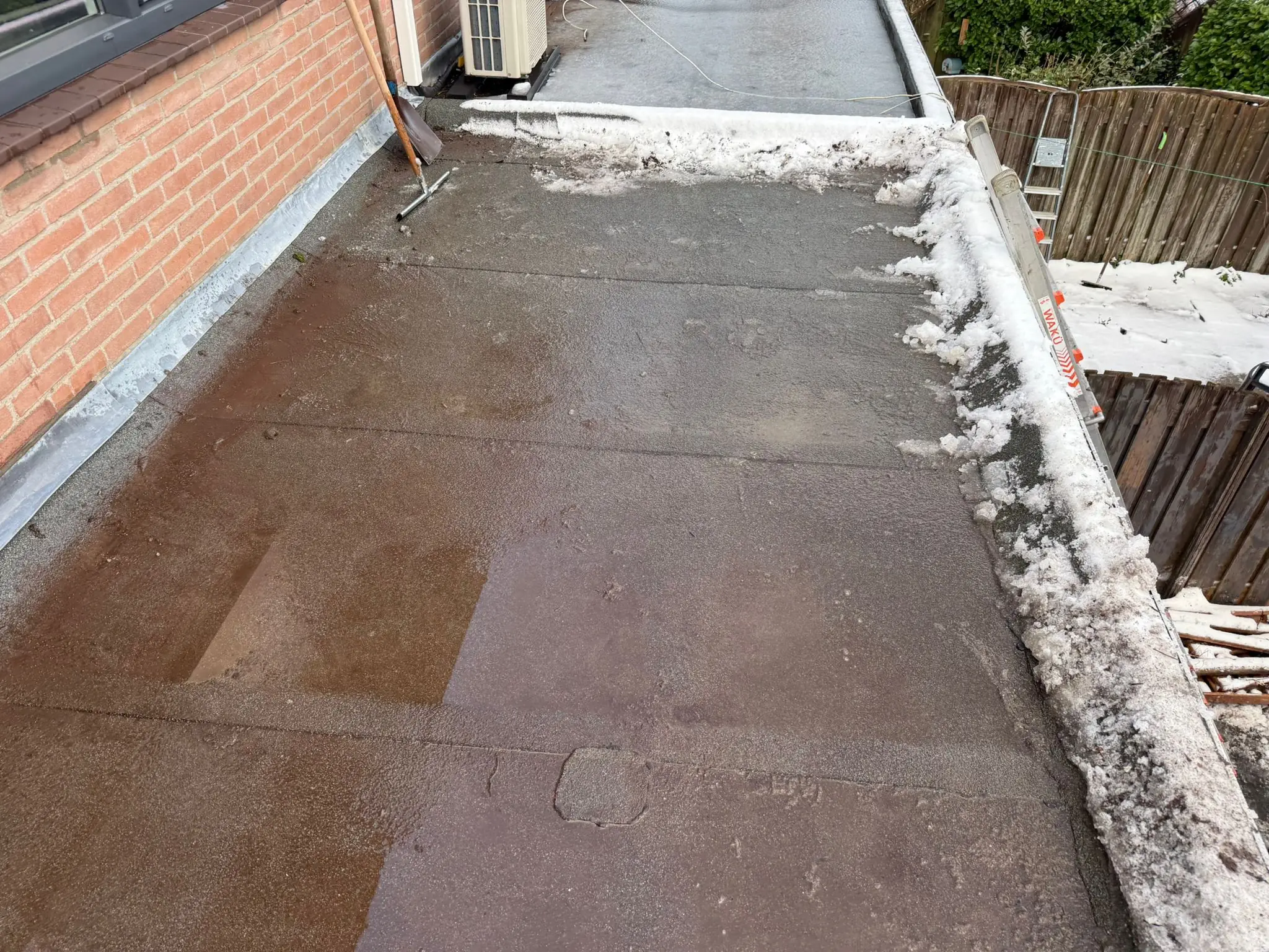 Dakdekker vervangt loodslabben bij schoorsteen aansluiting op pannendak